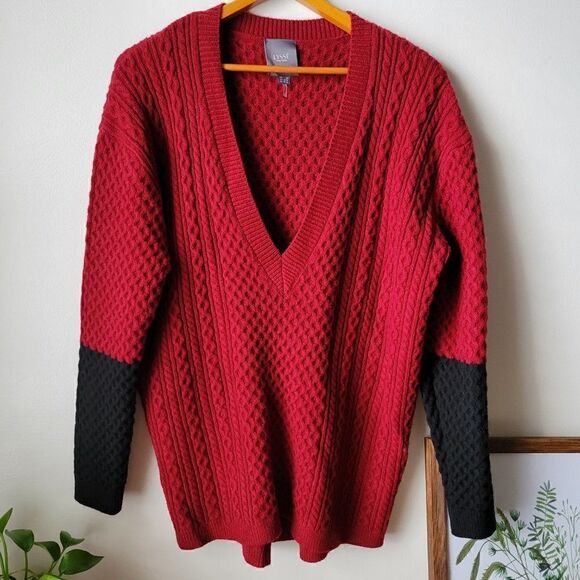 EUC LYSSE NEW YORK RED AND BLACK DEEP V SOFT KNIT SWEATER SIZE M - Picture 2 of 16
